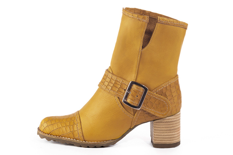Bottines femme boucles sur les côtés jaune ocre. Bout rond. Talon bottier de 5.5 cm - Vue de profil