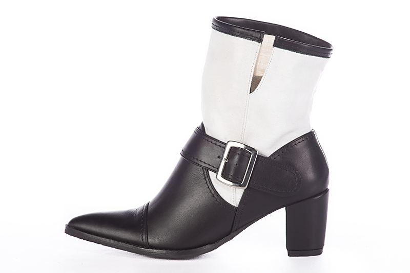 Boots élégantes et raffinées avec des boucles sur le côté, coloris noir et blanc cassé. Bout effilé. Talon mi-haut bottier. Personnalisation : Choix des cuirs, des couleurs et des talons. Cou-de-pied sur mesure. - Florence KOOIJMAN