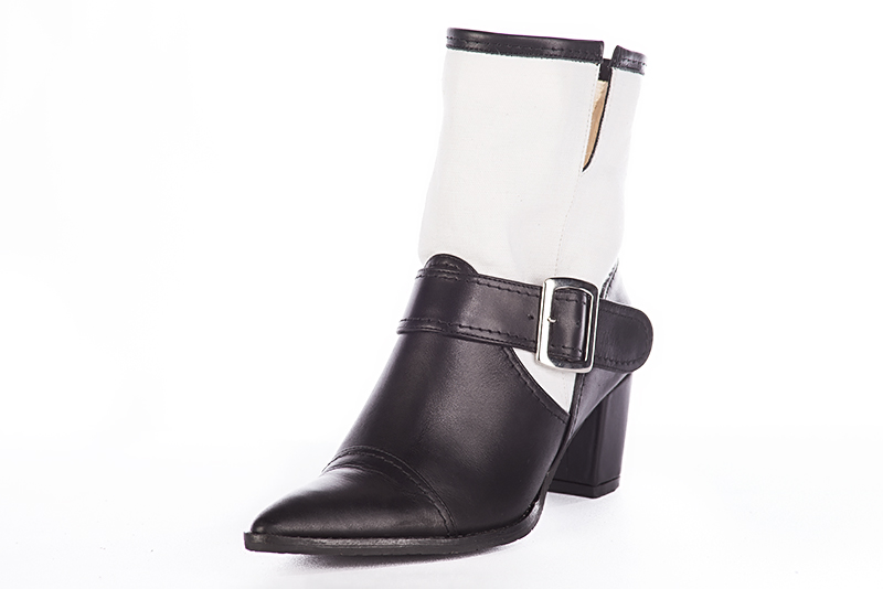 Boots élégantes et raffinées avec des boucles sur le côté, coloris noir et blanc cassé. Bout effilé. Talon mi-haut bottier. Personnalisation : Choix des cuirs, des couleurs et des talons. Cou-de-pied sur mesure. - Florence KOOIJMAN