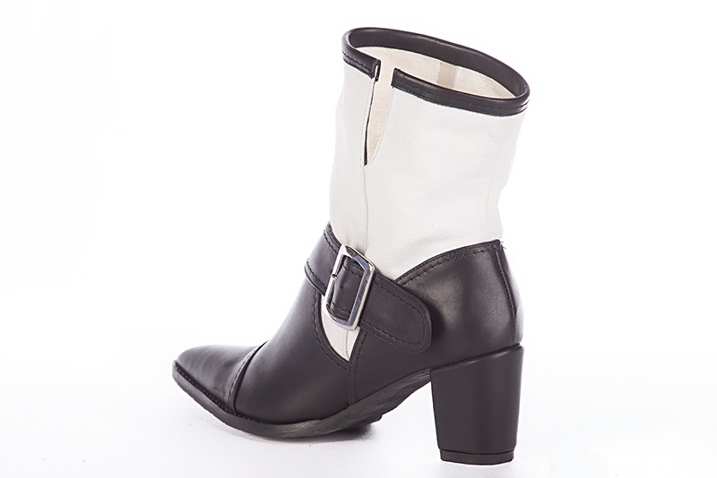 Boots élégantes et raffinées avec des boucles sur le côté, coloris noir et blanc cassé. Bout effilé. Talon mi-haut bottier. Personnalisation : Choix des cuirs, des couleurs et des talons. Cou-de-pied sur mesure. - Florence KOOIJMAN