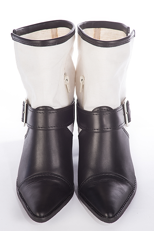 Boots élégantes et raffinées avec des boucles sur le côté, coloris noir et blanc cassé. Bout effilé. Talon mi-haut bottier. Personnalisation : Choix des cuirs, des couleurs et des talons. Cou-de-pied sur mesure. - Florence KOOIJMAN