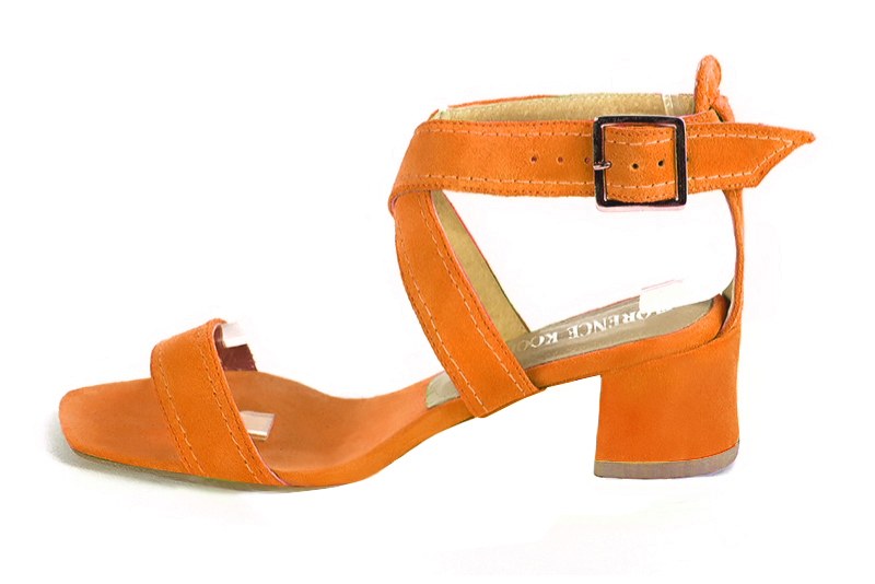 Sandale femme : Sandale soirées et cérémonies couleur orange abricot. Bout carré. Petit talon évasé. Vue de profil - Florence KOOIJMAN