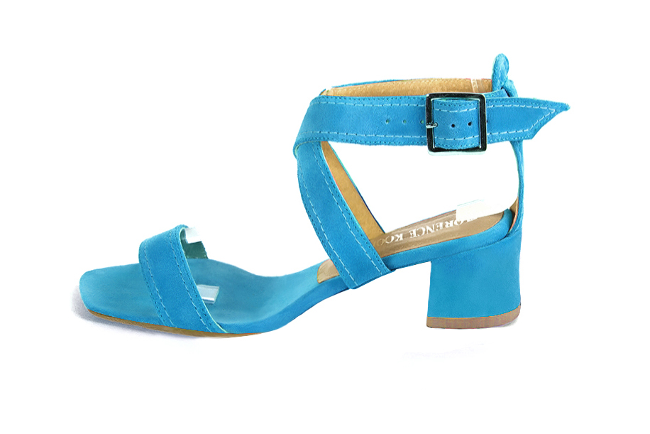 Sandales femme brides croisées complètement ouvertes bleu turquoise. Bout carré. Talon évasé de 4.5 cm - Vue de profil