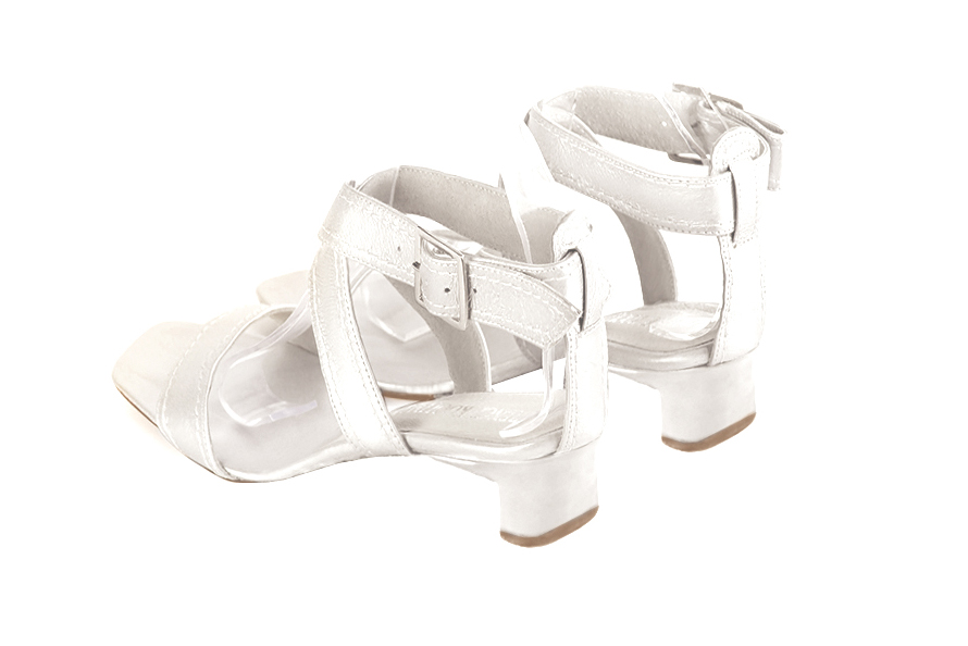 Sandales femme brides croisées complètement ouvertes blanc pur. Bout carré. Talon trotteur de 4.5 cm - Vue arrière