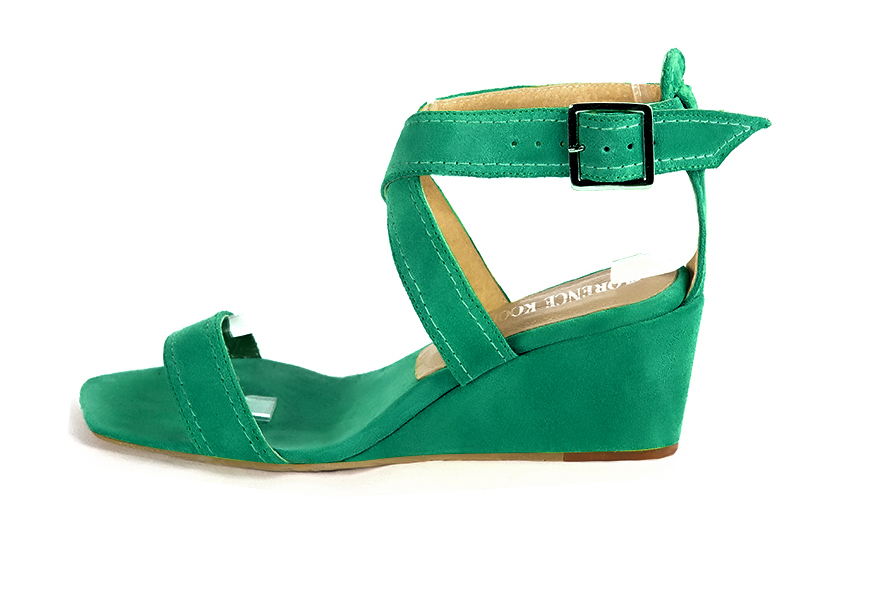 Sandales femme brides croisées complètement ouvertes vert émeraude. Bout carré. Talon compensé de 6 cm - Vue de profil
