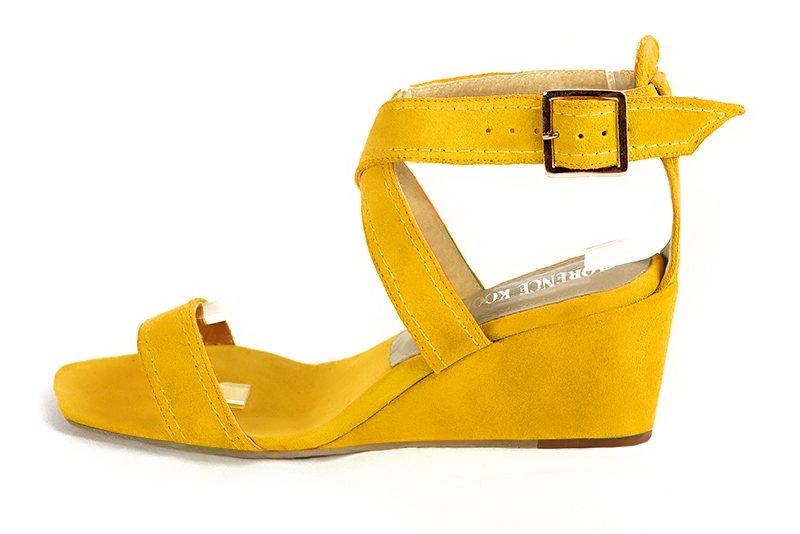 Sandale femme : Sandale soirées et cérémonies couleur jaune soleil. Bout carré. Talon mi-haut compensé. Vue de profil - Florence KOOIJMAN
