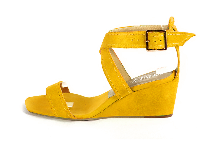 Sandales habillées femme brides croisées cuir jaune à talon compensé de 6 cm et bout carré - Vue de profil
