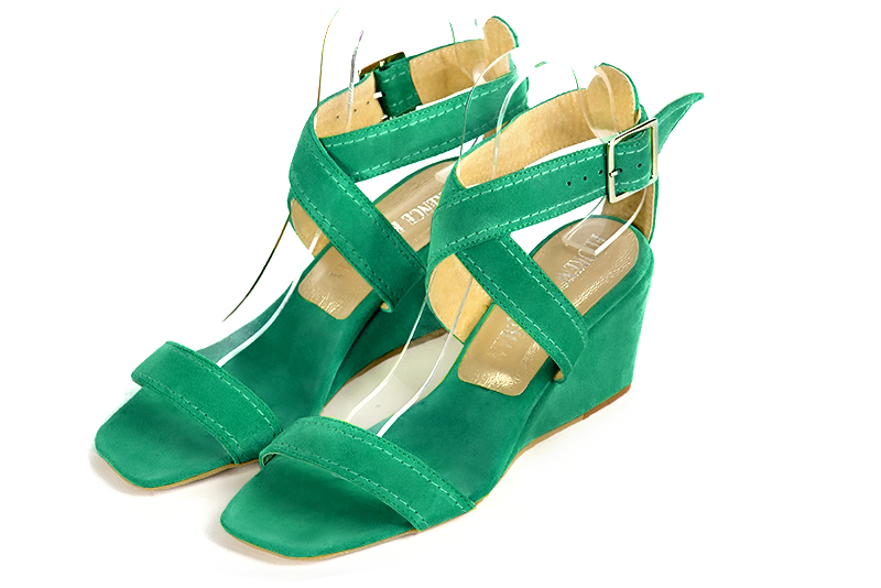 Sandale femme : Sandale soirées et cérémonies couleur vert émeraude. Bout carré. Talon mi-haut compensé Vue avant - Florence KOOIJMAN