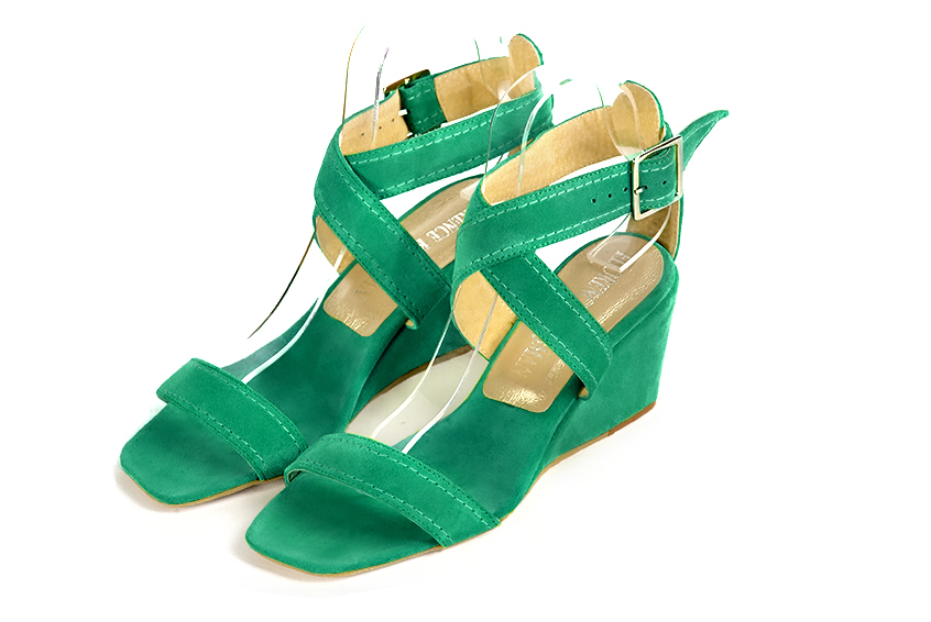 Sandales femme brides croisées complètement ouvertes vert émeraude. Bout carré. Talon compensé de 6 cm - Vue avant