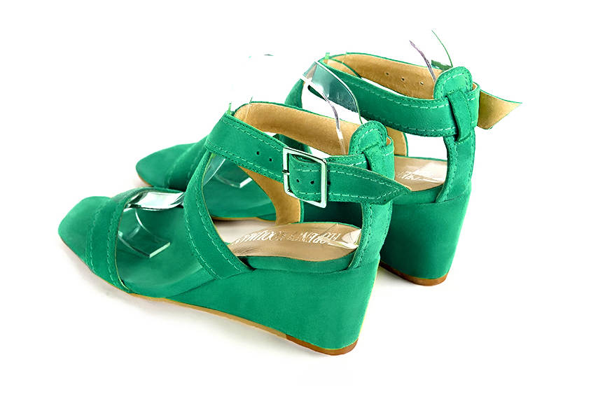 Sandales femme brides croisées complètement ouvertes vert émeraude. Bout carré. Talon compensé de 6 cm - Vue arrière