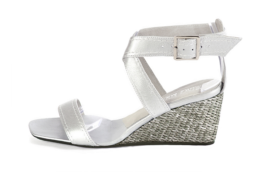 Sandales habillées femme brides croisées cuir argent à talon compensé de 6 cm et bout carré - Vue de profil