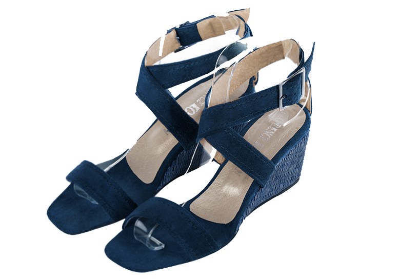 Chaussure femme ouverte : Sandale complétement ouverte avec des brides croisées sur le cou-de-pied couleur bleu marine. Talon mi-haut à haut. Talon compensé. Bout carré - Florence KOOIJMAN