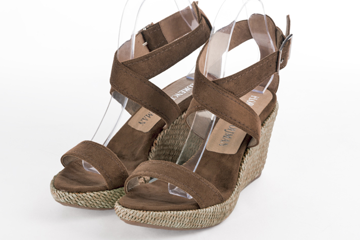 Sandales habillées complétement ouvertes, élégantes et raffinées, avec des brides croisées, coloris marron caramel. Bout rond. Semelle compensée talon haut. Cérémonie, soirée, cocktail, évènementiel. Personnalisation : Choix des cuirs, 
                des couleurs et des talons. Petites et grandes pointures. - Florence KOOIJMAN