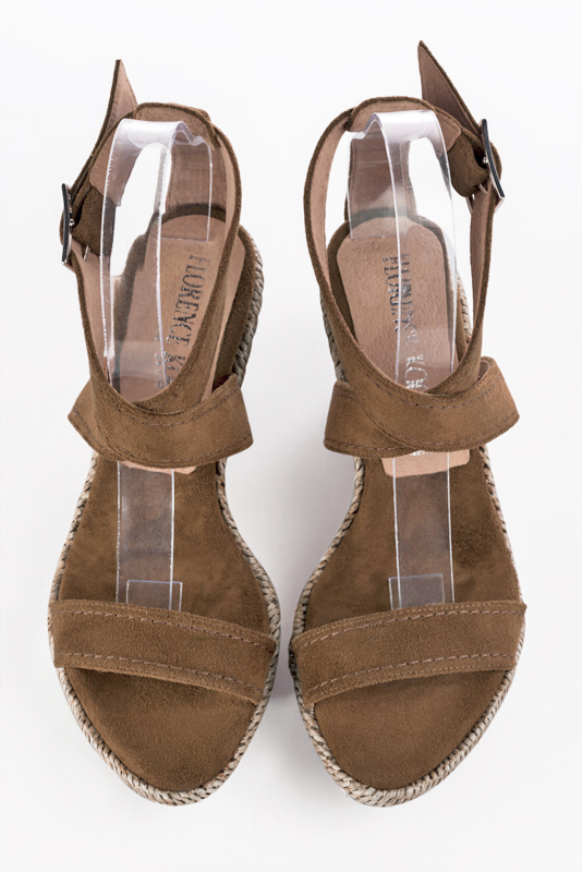 Sandale femme : Sandale soirées et cérémonies couleur marron caramel. Bout rond. Semelle compensée talon haut. Vue du dessus - Florence KOOIJMAN