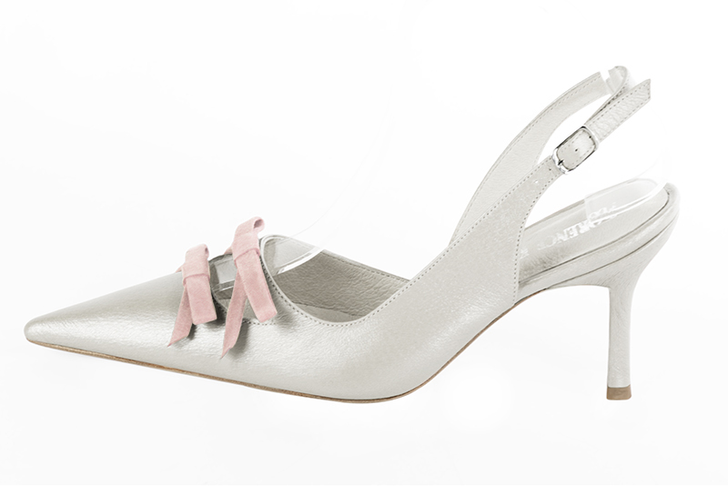 Chaussure femme à brides :  couleur blanc pur et rose poudré. Bout pointu. Talon haut fin. Vue de profil - Florence KOOIJMAN