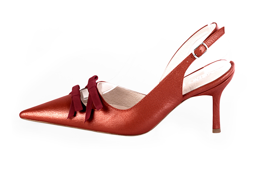 Escarpins bride arrière avec un noeud rouge carmin et rouge bordeaux. Bout pointu. Talon fin de 8 cm - Vue de profil