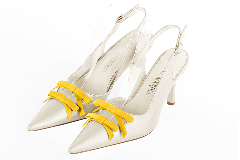 Chaussure femme à brides :  couleur blanc cassé et jaune soleil. Bout pointu. Talon haut fin Vue avant - Florence KOOIJMAN