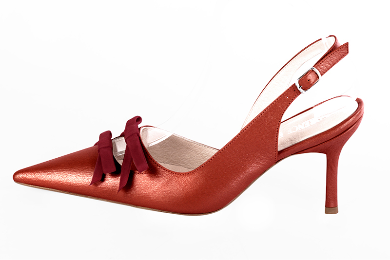 Chaussure femme à brides :  couleur rouge carmin. Bout pointu. Talon haut fin. Vue de profil - Florence KOOIJMAN