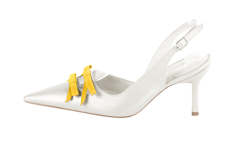 Escarpins bride arrière avec un noeud blanc pur et jaune. Bout pointu. Talon fin de 8 cm - Vue de profil