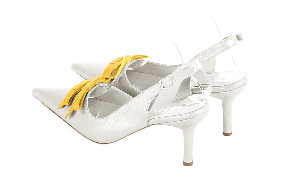 Escarpins bride arrière avec un noeud blanc pur et jaune. Bout pointu. Talon fin de 8 cm - Vue arrière