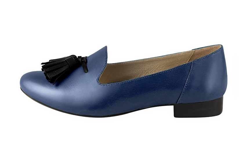Mocassin femme : Mocassin avec des pompons couleur bleu indigo et noir satiné. Bout rond. Semelle cuir talon plat. Vue de profil - Florence KOOIJMAN