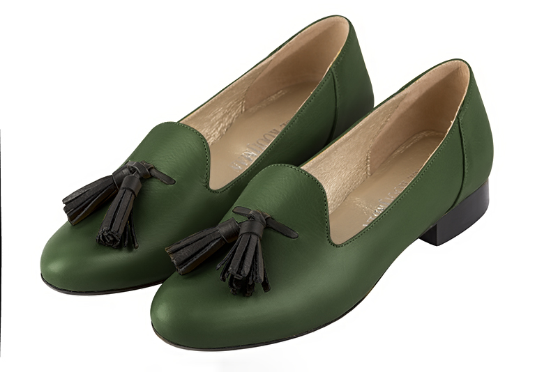 Mocassin femme : Mocassin avec des pompons couleur vert bouteille et noir satiné. Bout rond. Semelle cuir talon plat Vue avant - Florence KOOIJMAN