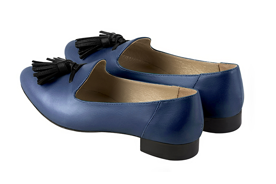 Mocassin femme : Mocassin avec des pompons couleur bleu indigo et noir satiné. Bout rond. Semelle cuir talon plat. Vue arrière - Florence KOOIJMAN