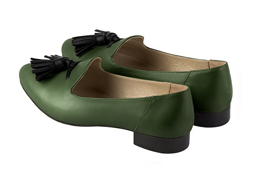 Mocassin femme : Mocassin avec des pompons couleur vert bouteille et noir satiné. Bout rond. Semelle cuir talon plat. Vue arrière - Florence KOOIJMAN