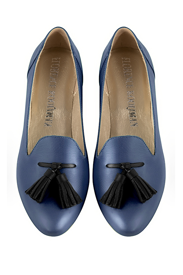 Mocassin femme : Mocassin avec des pompons couleur bleu indigo et noir satiné. Bout rond. Semelle cuir talon plat. Vue du dessus - Florence KOOIJMAN