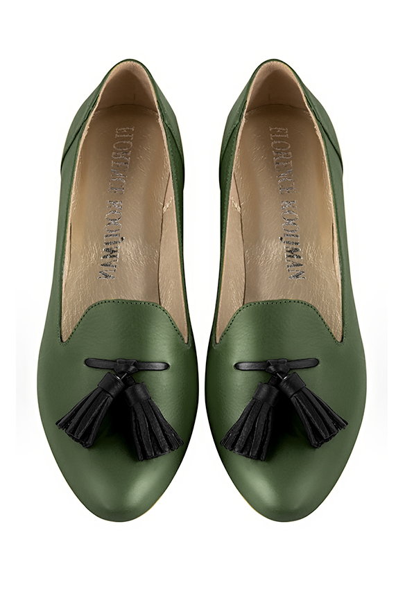 Mocassin femme : Mocassin avec des pompons couleur vert bouteille et noir satiné. Bout rond. Semelle cuir talon plat. Vue du dessus - Florence KOOIJMAN