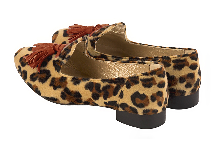 Mocassin femme : Mocassin avec des pompons couleur noir safari et orange corail. Bout rond. Semelle cuir talon plat. Vue arrière - Florence KOOIJMAN