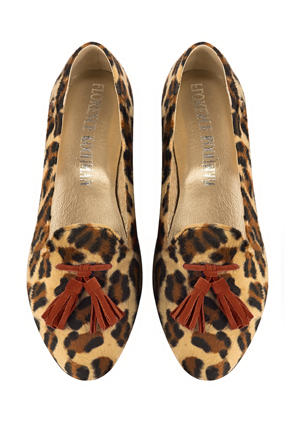 Mocassin femme : Mocassin avec des pompons couleur noir safari et orange corail. Bout rond. Semelle cuir talon plat. Vue du dessus - Florence KOOIJMAN