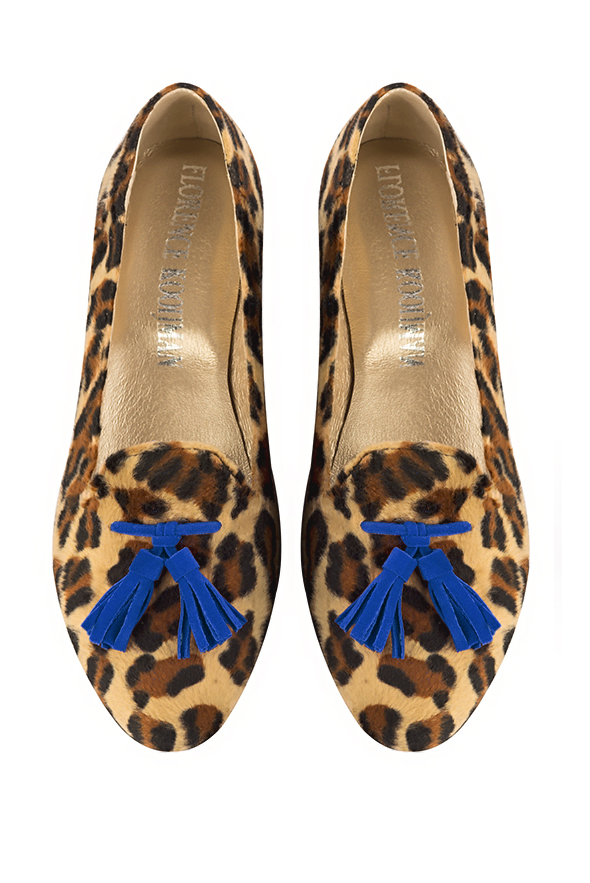 Mocassin femme : Mocassin avec des pompons couleur noir safari et bleu électrique. Bout rond. Semelle cuir talon plat. Vue du dessus - Florence KOOIJMAN