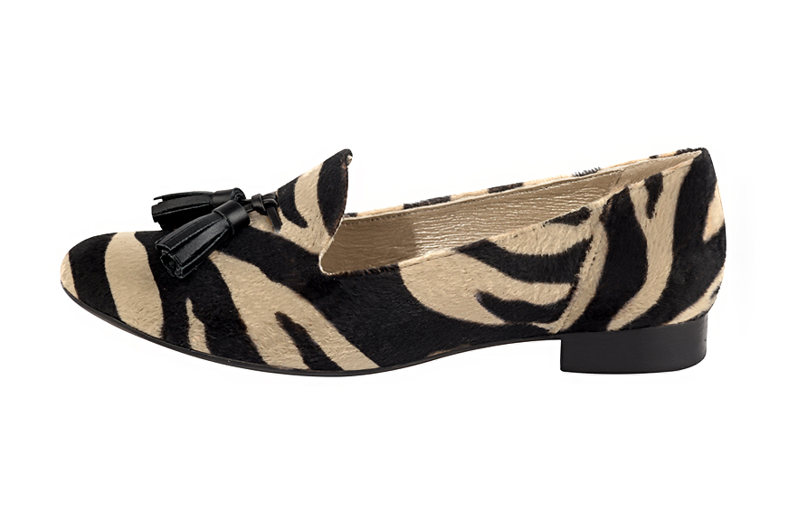 Mocassin femme : Mocassin avec des pompons couleur noir safari. Bout rond. Semelle cuir talon plat. Vue de profil - Florence KOOIJMAN