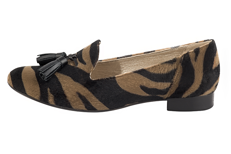 Mocassin femme : Mocassin avec des pompons couleur noir safari. Bout rond. Semelle cuir talon plat. Vue de profil - Florence KOOIJMAN