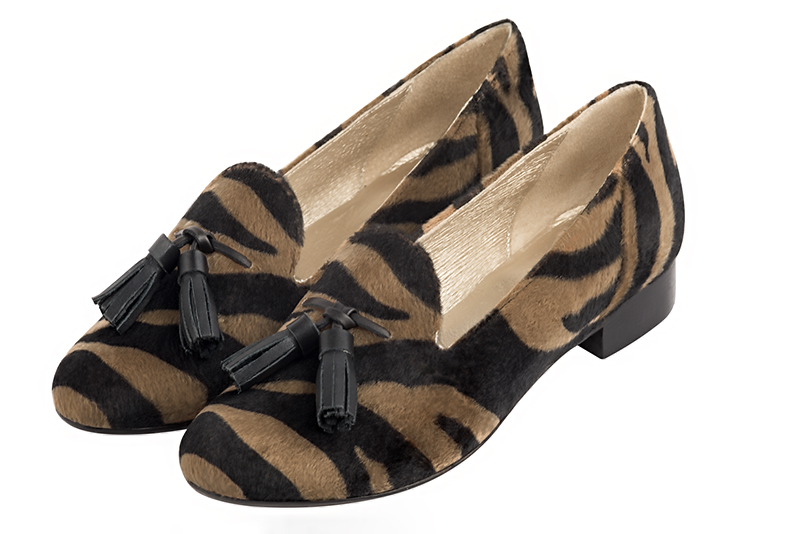 Mocassin femme : Mocassin avec des pompons couleur noir safari. Bout rond. Semelle cuir talon plat Vue avant - Florence KOOIJMAN