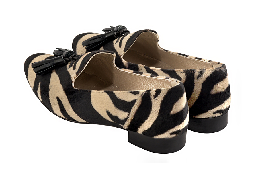 Mocassin femme : Mocassin avec des pompons couleur noir safari. Bout rond. Semelle cuir talon plat. Vue arrière - Florence KOOIJMAN