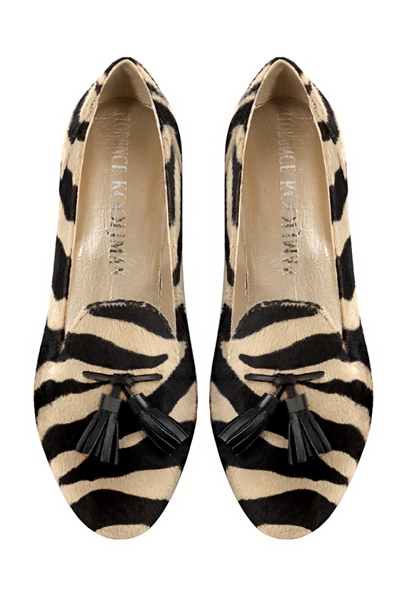 Mocassin femme : Mocassin avec des pompons couleur noir safari. Bout rond. Semelle cuir talon plat. Vue du dessus - Florence KOOIJMAN
