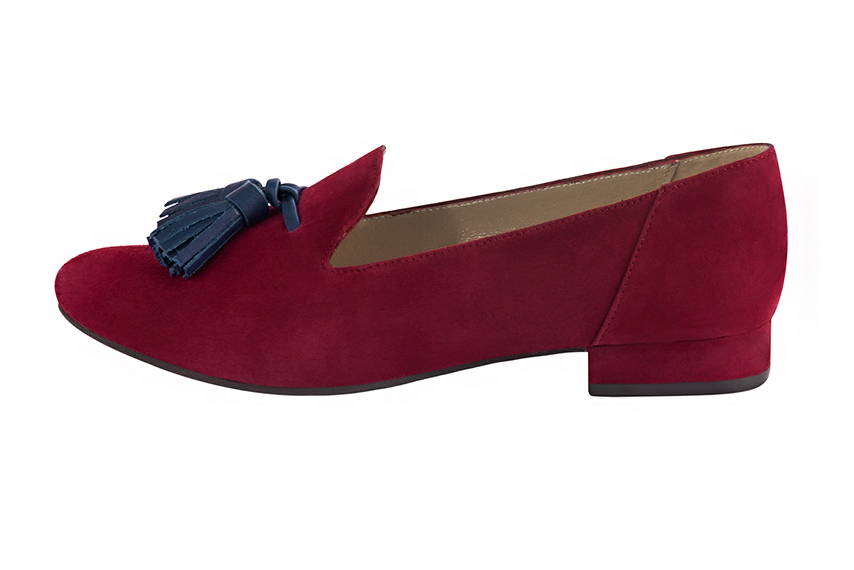 Mocassin femme : Mocassin avec des pompons couleur rouge bordeaux et bleu marine. Bout rond. Semelle cuir talon plat. Vue de profil - Florence KOOIJMAN