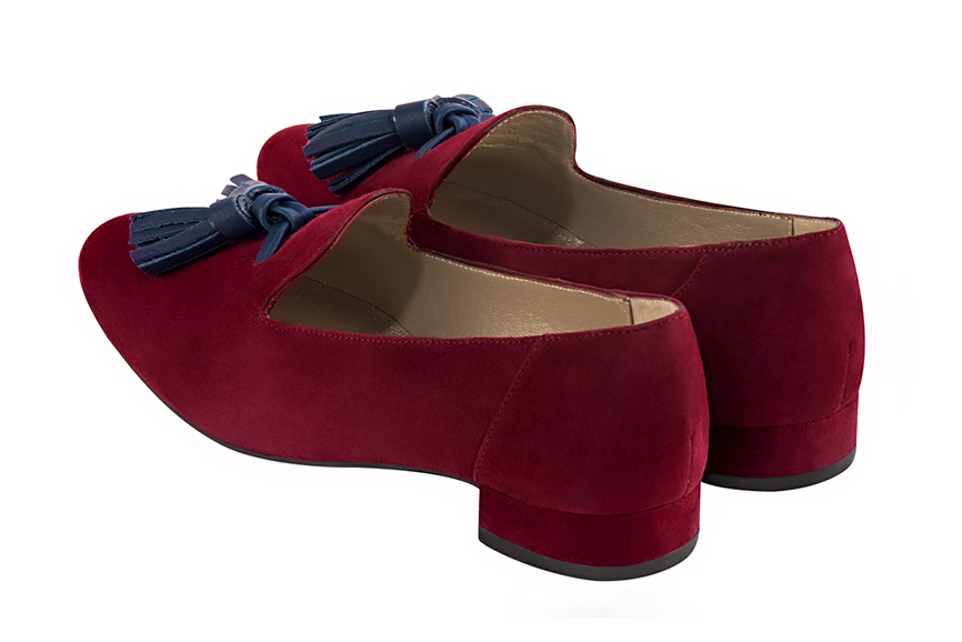 Mocassin femme : Mocassin avec des pompons couleur rouge bordeaux et bleu marine. Bout rond. Semelle cuir talon plat. Vue arrière - Florence KOOIJMAN