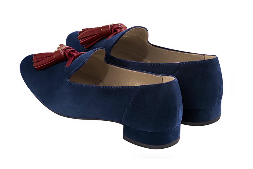 Mocassin femme : Mocassin avec des pompons couleur bleu marine et rouge bordeaux. Bout rond. Semelle cuir talon plat. Vue arrière - Florence KOOIJMAN