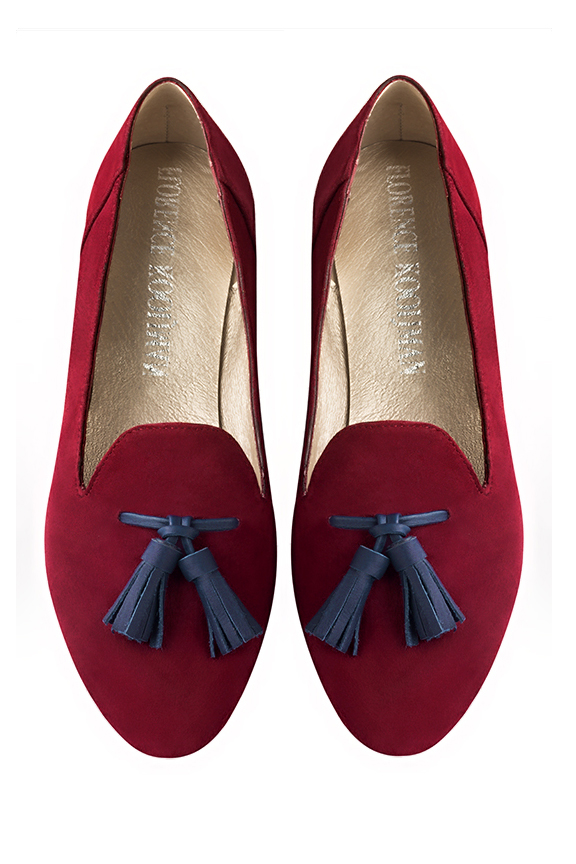 Mocassin femme : Mocassin avec des pompons couleur rouge bordeaux et bleu marine. Bout rond. Semelle cuir talon plat. Vue du dessus - Florence KOOIJMAN
