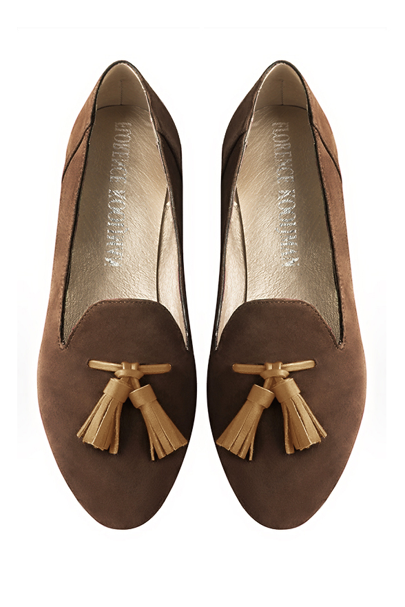 Mocassin femme : Mocassin avec des pompons couleur marron chocolat et beige camel. Bout rond. Semelle cuir talon plat. Vue du dessus - Florence KOOIJMAN