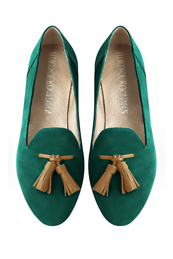Mocassin femme : Mocassin avec des pompons couleur vert émeraude et beige camel. Bout rond. Semelle cuir talon plat. Vue du dessus - Florence KOOIJMAN