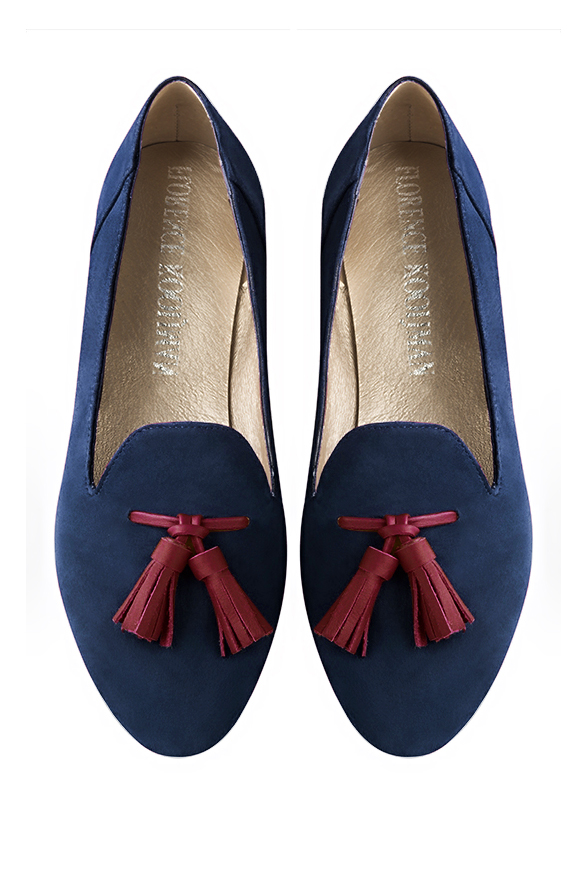 Mocassin femme : Mocassin avec des pompons couleur bleu marine et rouge bordeaux. Bout rond. Semelle cuir talon plat. Vue du dessus - Florence KOOIJMAN