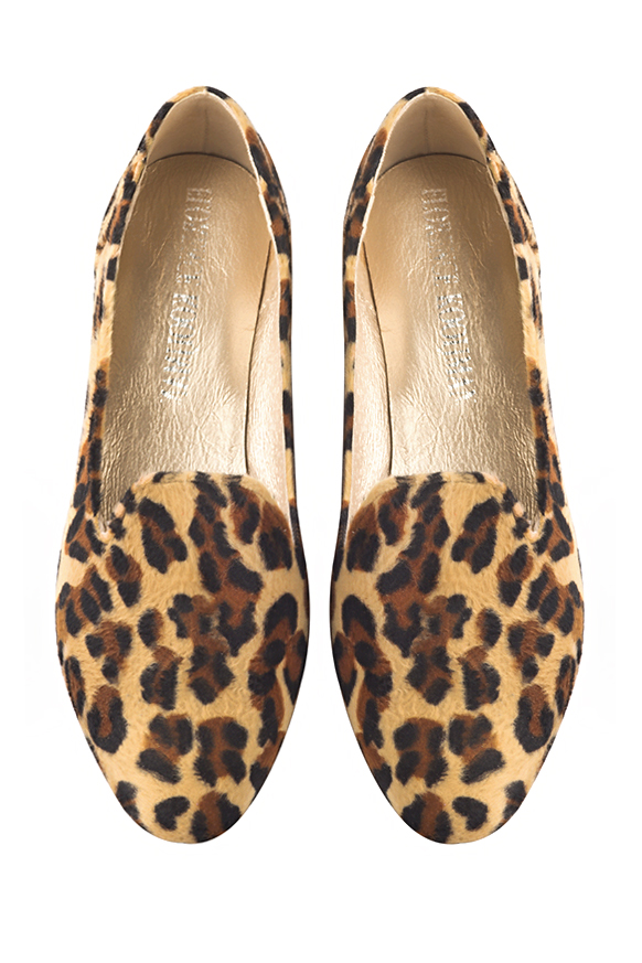 Mocassin femme : Mocassin avec des pompons couleur noir safari. Bout rond. Semelle cuir talon plat. Vue du dessus - Florence KOOIJMAN