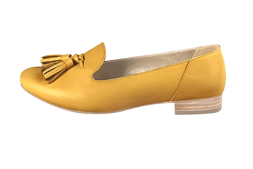 Mocassin femme : Mocassin avec des pompons couleur jaune ocre. Bout rond. Semelle cuir talon plat. Vue de profil - Florence KOOIJMAN