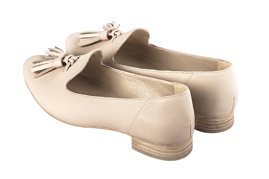 Mocassin femme : Mocassin avec des pompons couleur blanc ivoire. Bout rond. Semelle cuir talon plat. Vue arrière - Florence KOOIJMAN