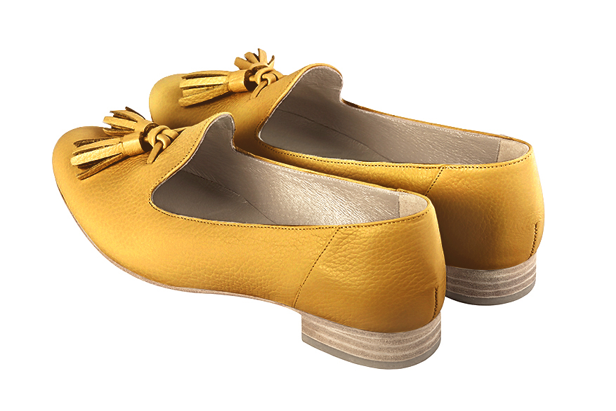 Mocassin femme : Mocassin avec des pompons couleur jaune ocre. Bout rond. Semelle cuir talon plat. Vue arrière - Florence KOOIJMAN