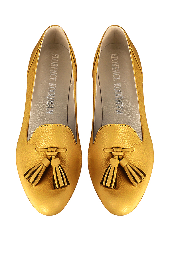 Mocassin femme : Mocassin avec des pompons couleur jaune ocre. Bout rond. Semelle cuir talon plat. Vue du dessus - Florence KOOIJMAN